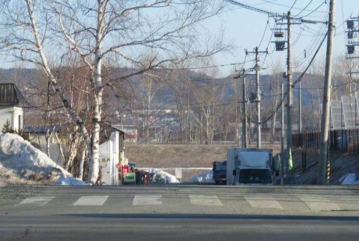 webnews今朝の北見／交差点から奥が無加川の右岸堤防