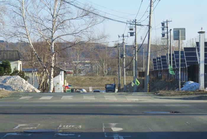 webnews今朝の北見／交差点から奥が無加川の右岸堤防