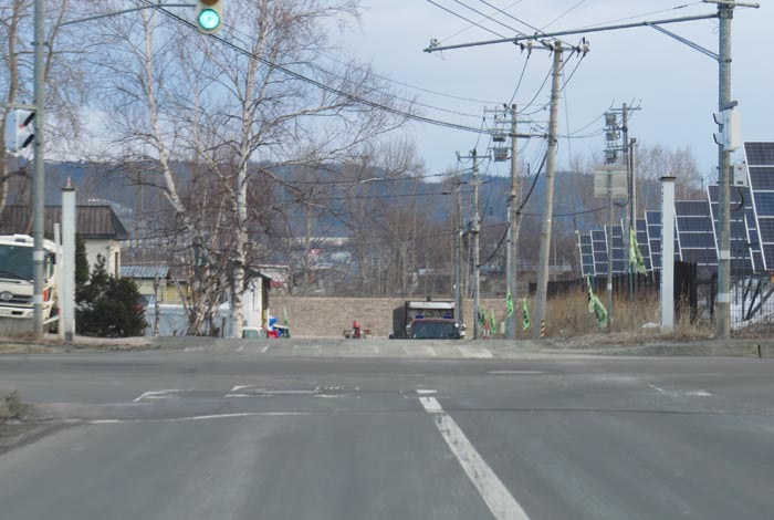 webnews今朝の北見／交差点から奥が無加川の右岸堤防