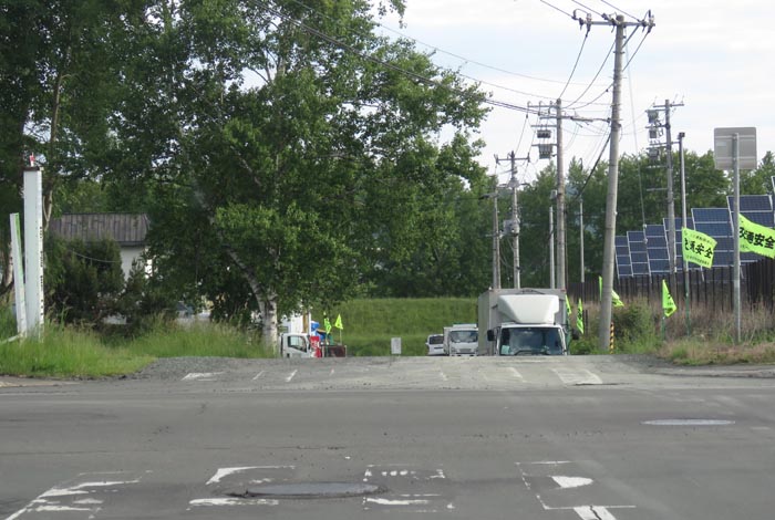 webnews今朝の北見／交差点から奥が無加川の右岸堤防