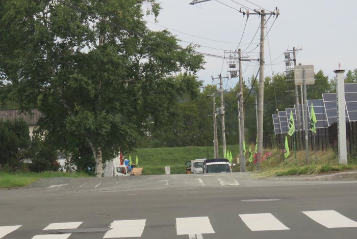 webnews今朝の北見／交差点から奥が無加川の右岸堤防