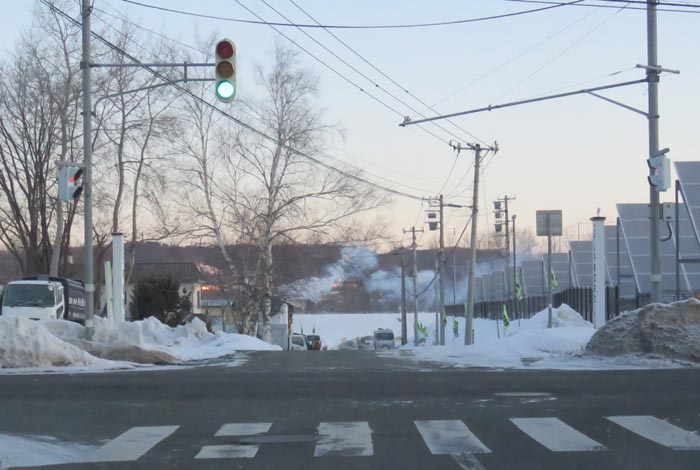 webnews今朝の北見／交差点から奥が無加川の右岸堤防