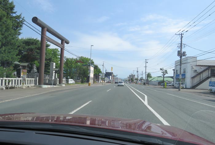 webnews今朝の北見/北見神社の鳥居前