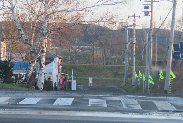 webnews今朝の北見/交差点から奥が無加川の右岸堤防
