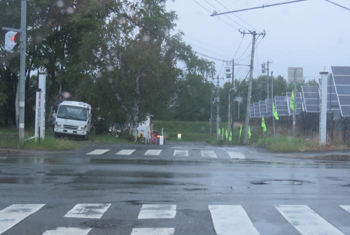 webnews今朝の北見/交差点から奥が無加川の右岸堤防