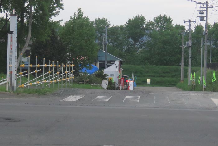 webnews今朝の北見/交差点から奥が無加川の右岸堤防